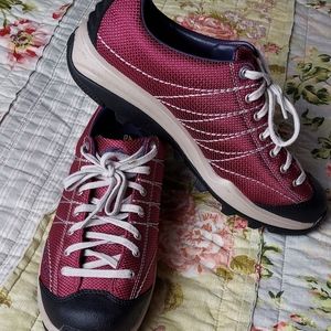 GoLite Spot Lite running shoe, size 9.5, magenta